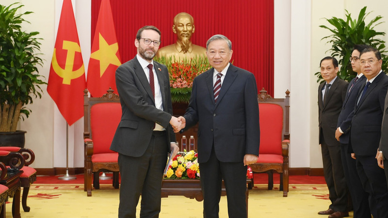 越共中央总书记苏林会见英国驻越南大使伊恩·弗鲁。