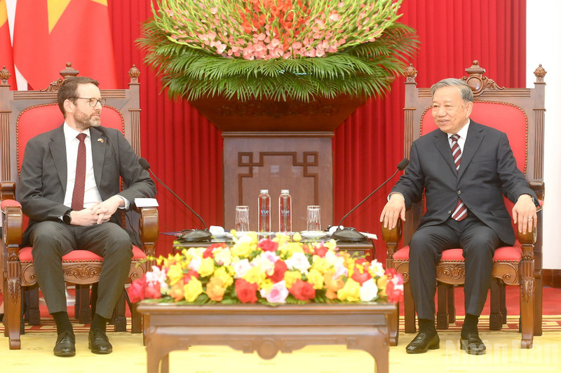 越共中央总书记苏林（右）与英国驻越南大使伊恩·弗鲁。