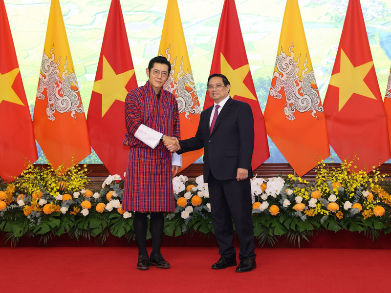范明正总理（右）与吉格梅·凯萨尔·纳姆耶尔·旺楚克国王。