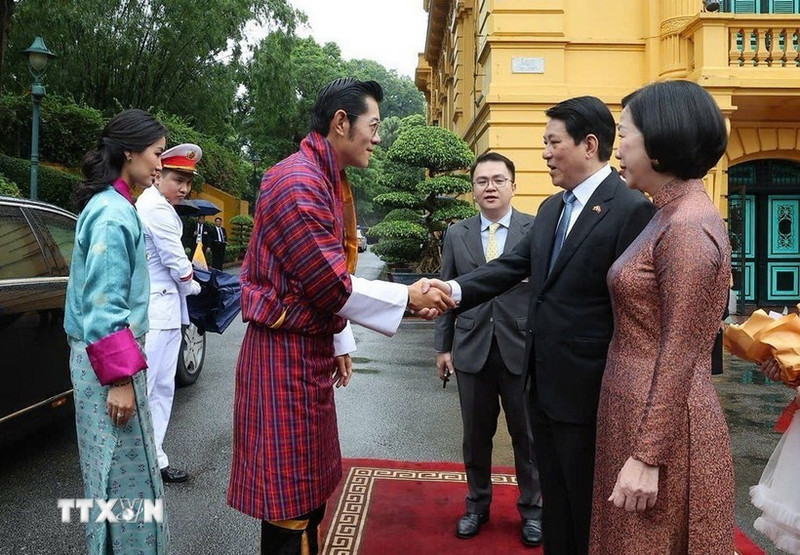 越南国家主席梁强与夫人在主席府欢迎不丹国王吉格梅·凯萨尔·纳姆耶尔·旺楚克与王后对越南进行国事访问。（图片来源：越通社）