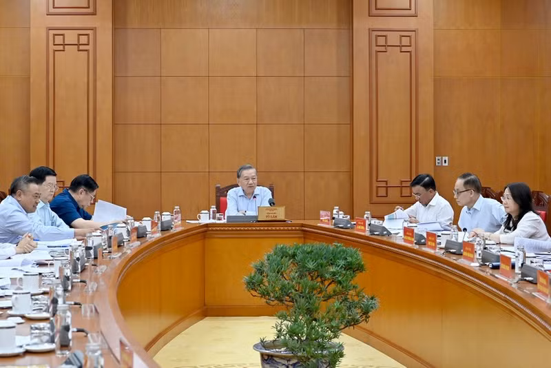 苏林总书记在会上发表讲话。