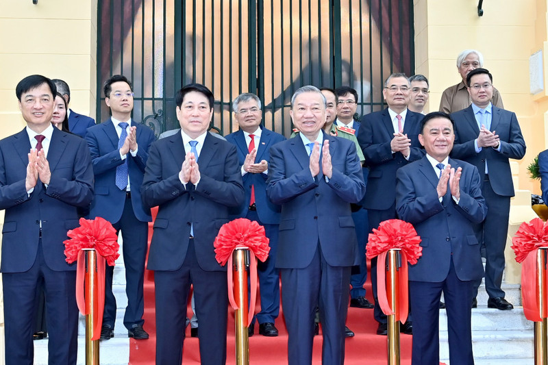 苏林总书记与国家主席梁强及党和国家领导同志共同为北部府大楼剪彩并正式接收工程。