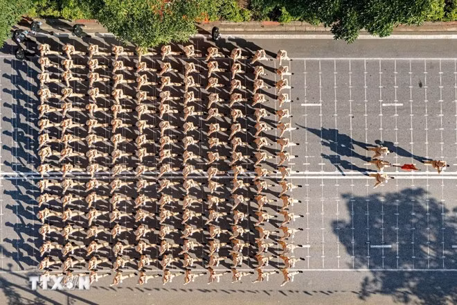 公安力量合练，为庆祝八月革命80周年暨和9.2国庆的阅兵做出准备。（图片来源：越通社）