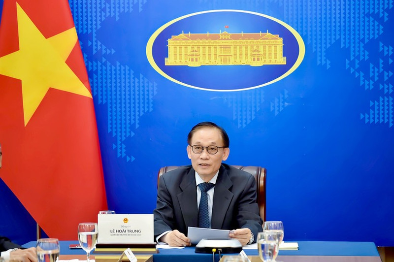 越南外交部代部长黎怀忠与老挝外交部长通沙万·丰威汉举行视频通话。