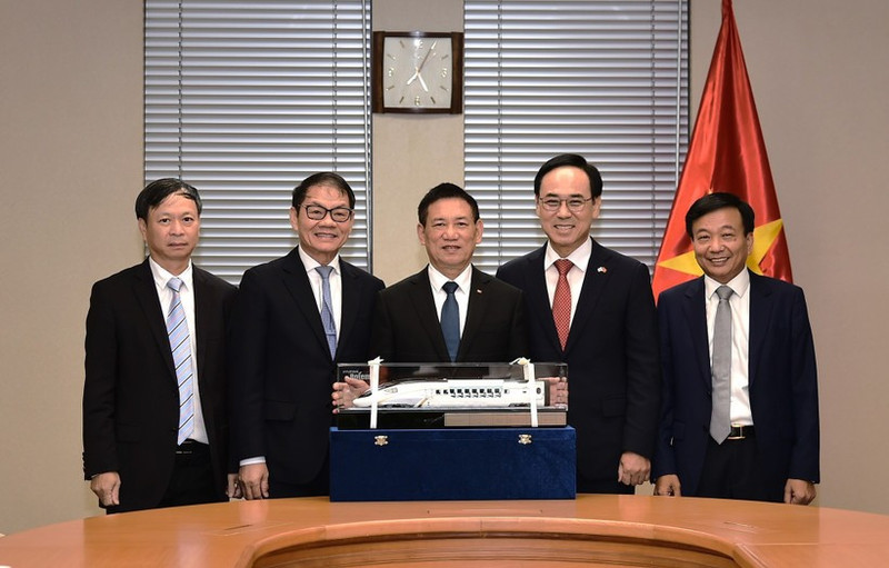 越南政府副总理胡德福会见长海集团股份公司董事长陈伯阳和韩国现代罗特姆公司席执行官李永培。（图片来源：越通社）