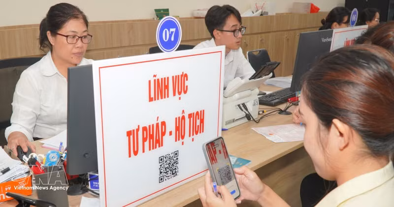 民众扫描二维码以查询司法领域的办事程序及档案流程。（图片来源：越通社）