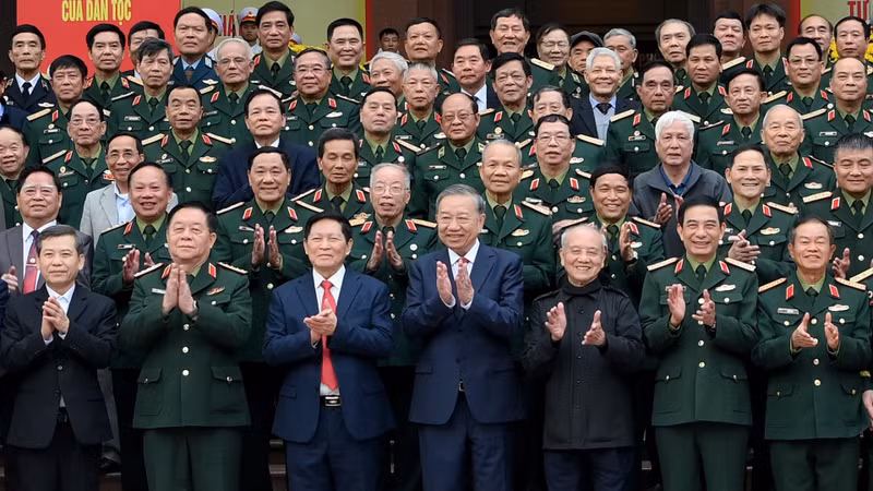 苏林总书记与军队离退休老干部代表合影。