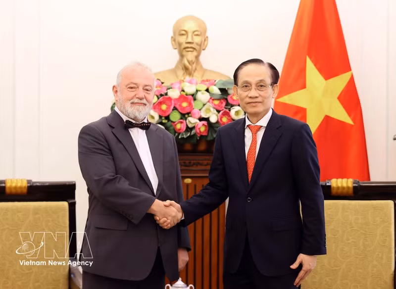 越南外交部长黎怀忠会见捷克驻越大使海尼克·科莫尼切克。（图片来源：越通社）