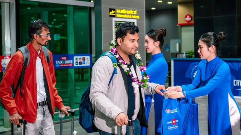 印度游客在富国国际机场受到欢迎。