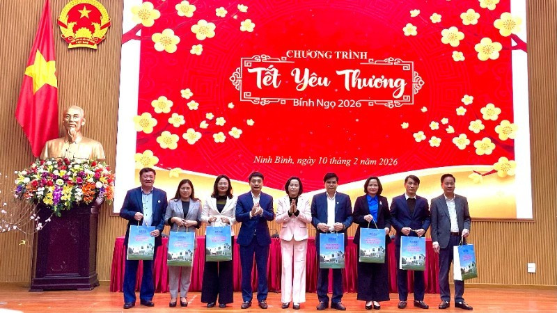 越南国会副主席阮氏清向宁平省民众赠送春节慰问品。