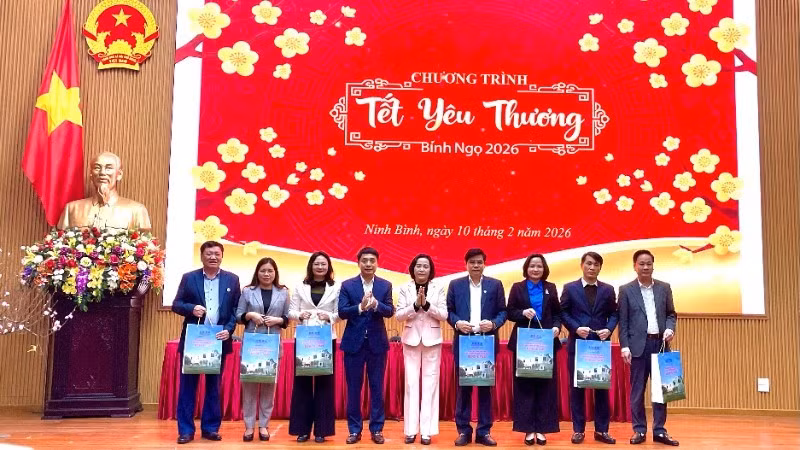 越南国会副主席阮氏清向宁平省民众赠送春节慰问品。