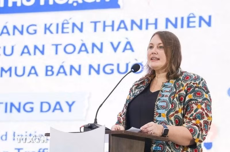 国际移民组织（IOM）驻越南代表团团长肯德拉·里纳斯发表讲话。（图片来源：越通社）
