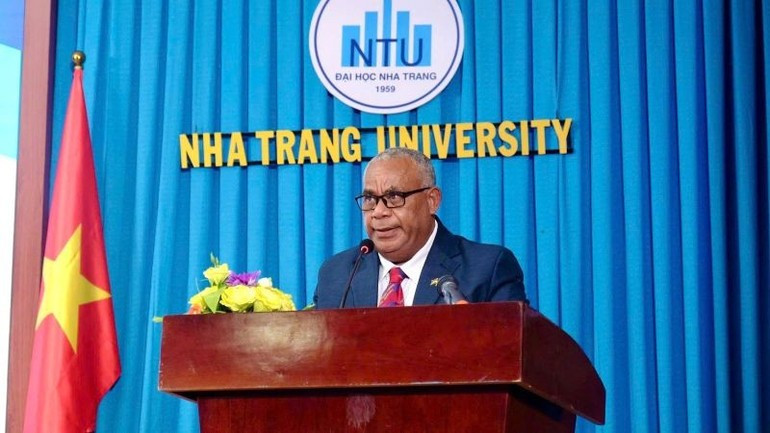 乔撒姆·纳帕特总理在工作会谈上发表讲话。