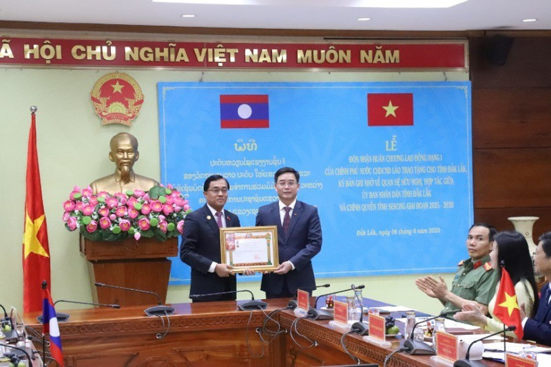老挝人民革命党中央委员、色贡省委书记、省长列莱·西维莱向得乐省委书记阮廷忠颁授老挝政府一等劳动勋章。