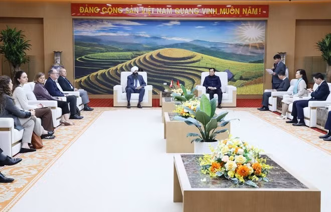 老街省委书记郑越雄会见加拿大国际发展部部长兰迪普·萨莱。（图片来源：越通社）