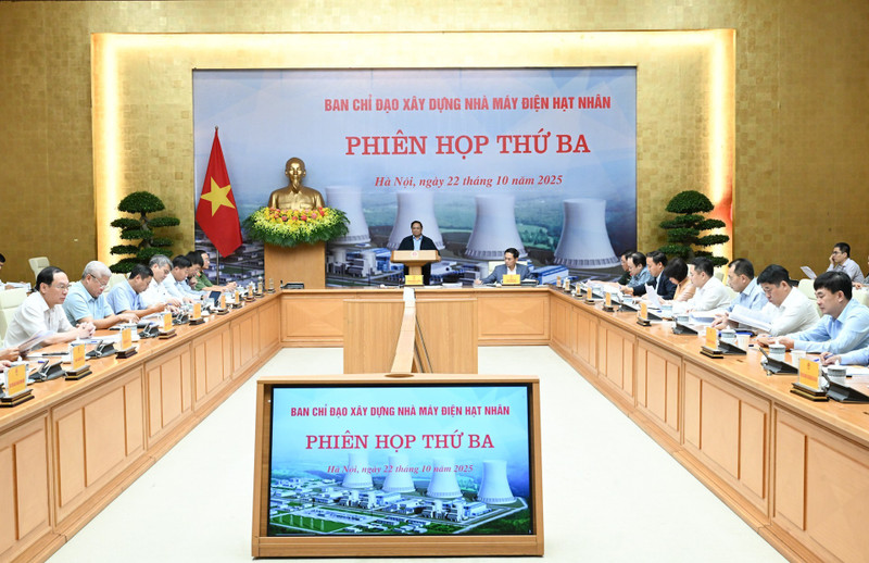 范明正总理在会上发表讲话。