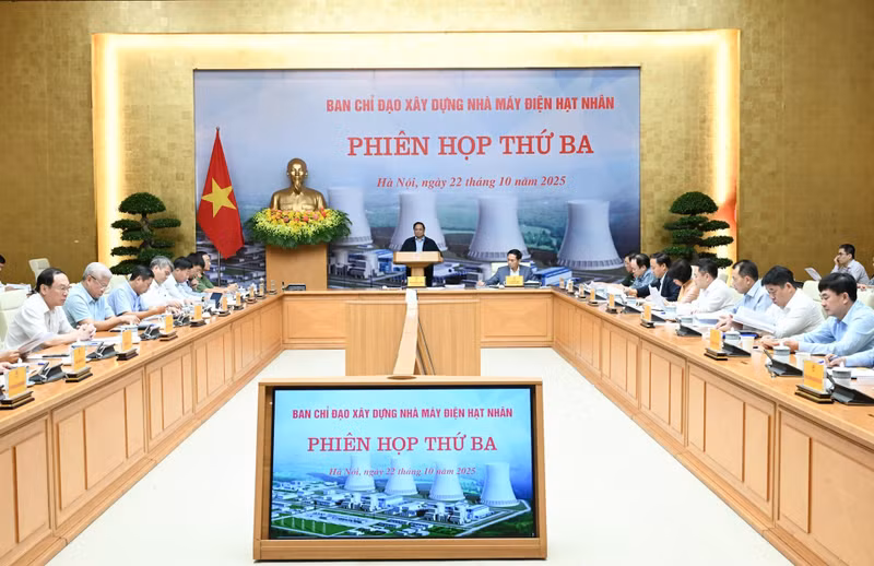 范明正总理在会上发表讲话。