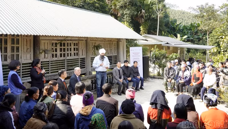 加拿大国际发展部部长兰迪普·萨莱造访老街省民众。（图片来源：老街报）