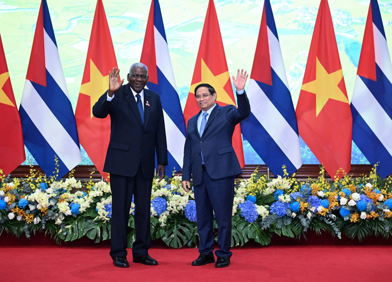 越南政府总理范明正（右）与古巴全国人民政权代表大会主席埃斯特万·拉索·埃尔南德斯。