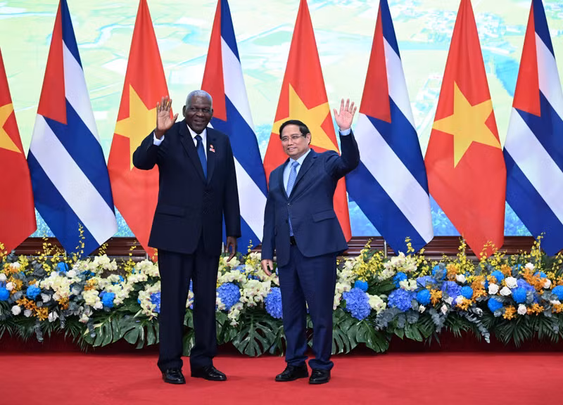 越南政府总理范明正（右）与古巴全国人民政权代表大会主席埃斯特万·拉索·埃尔南德斯。