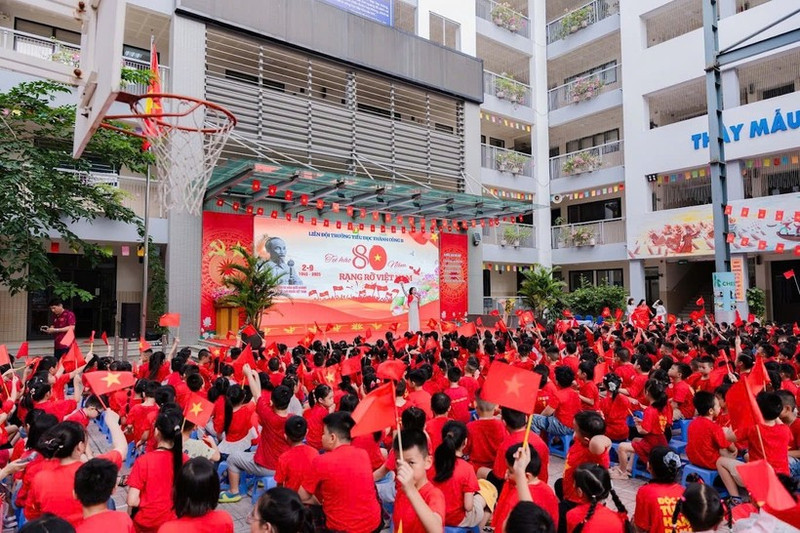 成功B小学举行庆祝国庆80周年的活动。（图片来源：越通社）