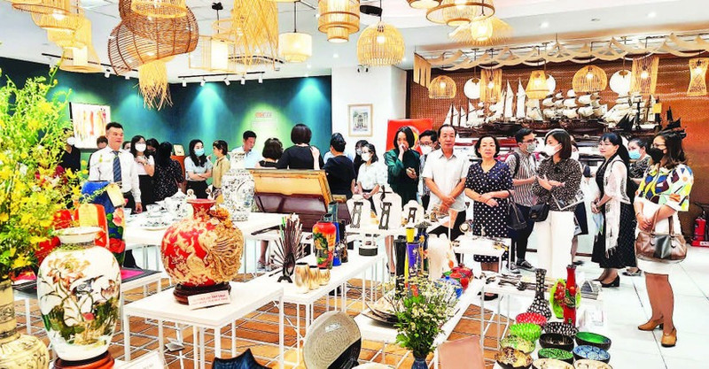 胡志明市企业在胡志明市贸易与投资促进中心的展览上展示产品。