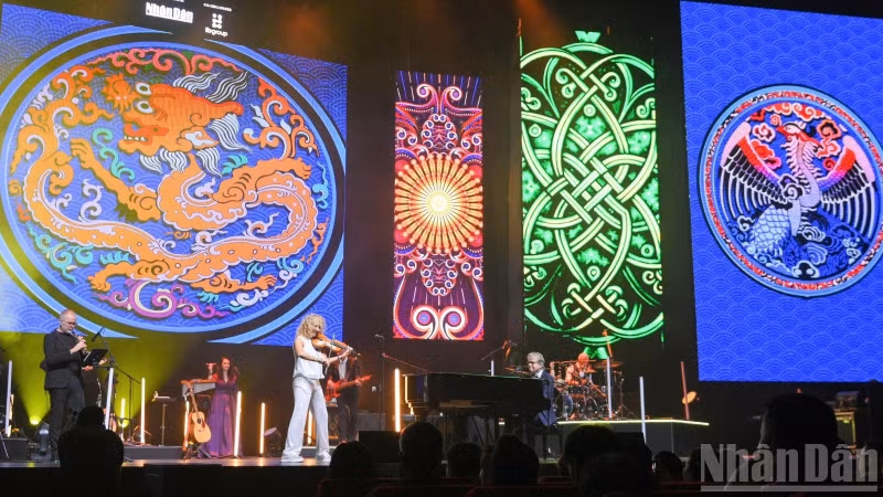 两位艺术家为观众带来了神秘园最受欢迎的23首经典作品。