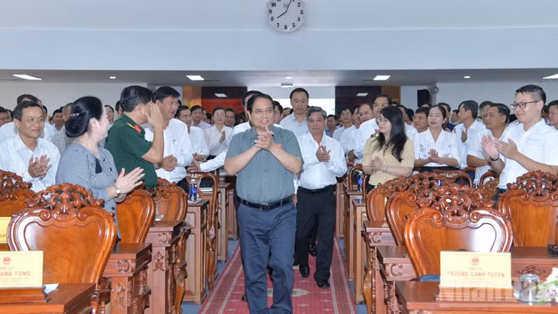 越南政府总理范明正与芹苴市选民接触。