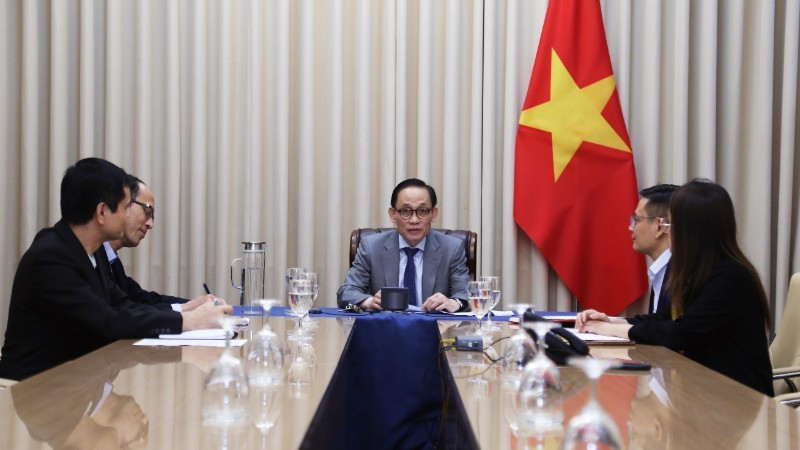 越共中央书记处书记、越南外交部代部长黎怀忠与英国内政大臣伊薇特·库珀通电话。（图片来源：《世界与越南》报）