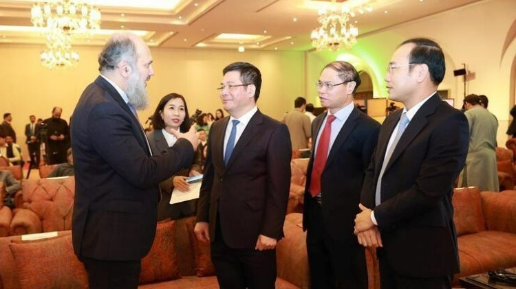 越南工贸部部长阮鸿延部长与巴基斯坦贸易部长贾姆·卡马尔·汗举行会谈。（图片来源：工贸报）