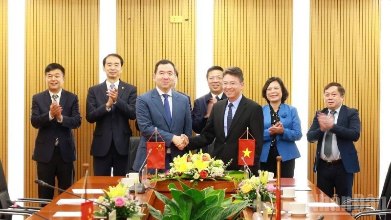 双方见证了越南航运总公司与广西北部湾港集团的合作协议的签署。