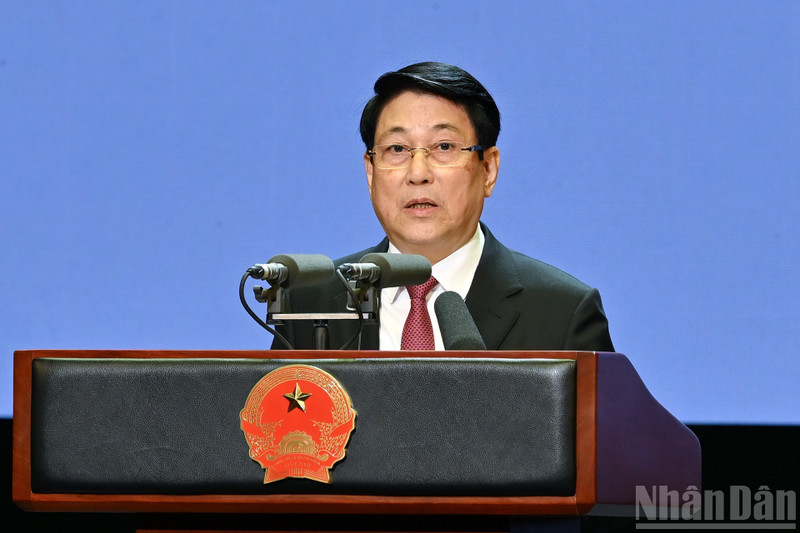 国家主席梁强在纪念典礼上发表讲话。