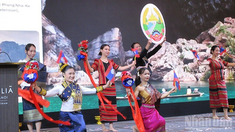 在老挝国庆50周年招待会上表演的文艺节目。