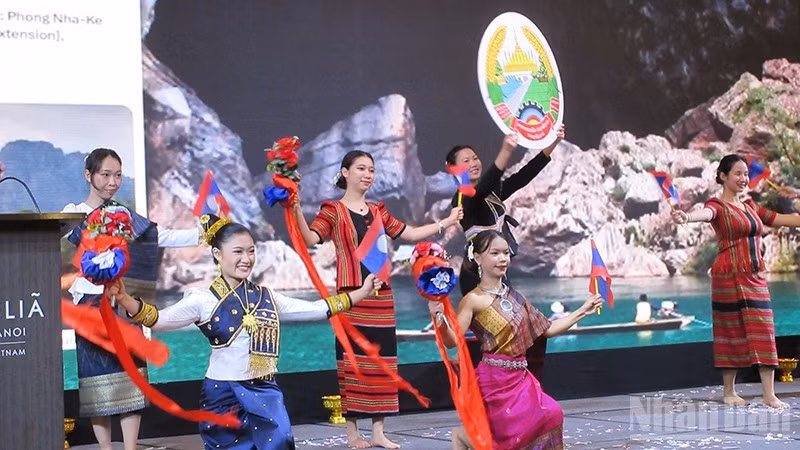 在老挝国庆50周年招待会上表演的文艺节目。