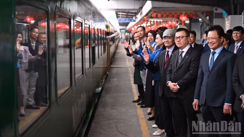 “幸福列车”于2月2日上午从河内火车站正式发车。（图：成达 摄）