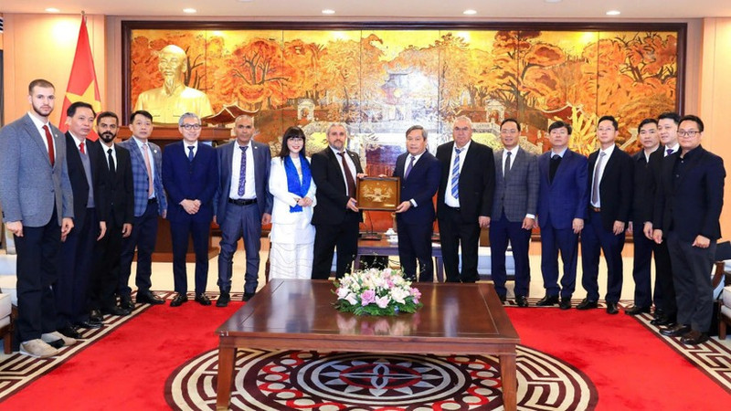 越共中央委员、河内市委副书记、市人民委员会主席武大胜（右八）会见由阿拉伯商人论坛主席Bassam Tabajah率领的代表团。