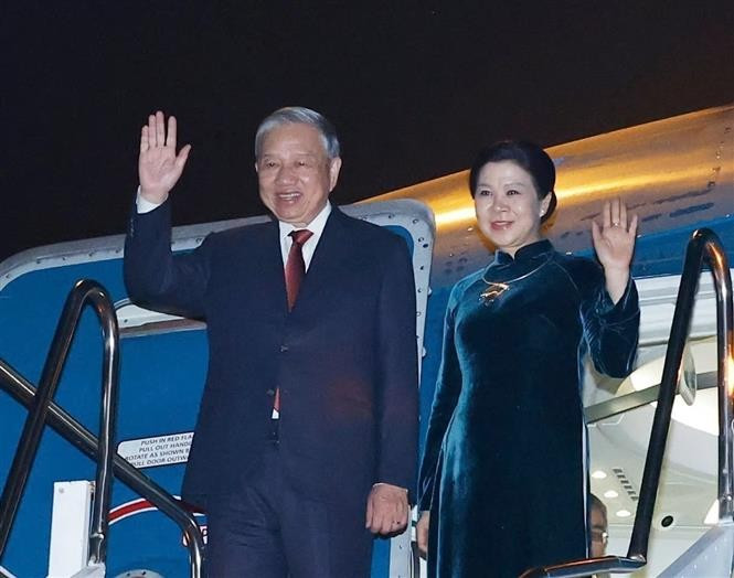 越共中央总书记苏林和夫人圆满结束对老挝进行的国事访问之行。（图片来源：越通社）