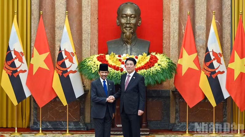 越南国家主席梁强（右）与文莱达鲁萨兰国苏丹哈吉·哈桑纳尔·博尔基亚。