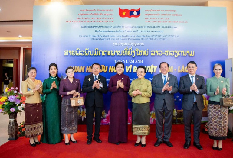 吴芳璃夫人（右五）出席在老挝举行的越南电影周及越老伟大友谊图片展开幕式。（图片来源：越通社）
