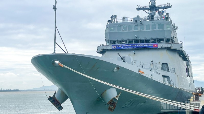 韩国海军“闲山岛”号训练舰于12月2日抵达岘港仙沙港。