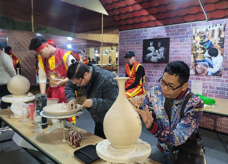 钵场陶瓷村陶瓷工艺师在钵场陶瓷村和万福丝织村加入全球创意城市网络“手工艺之都”证书授予仪式暨2025年河内手工艺品展示、演示与创作活动上介绍其村产品。（图片来源：越通社）