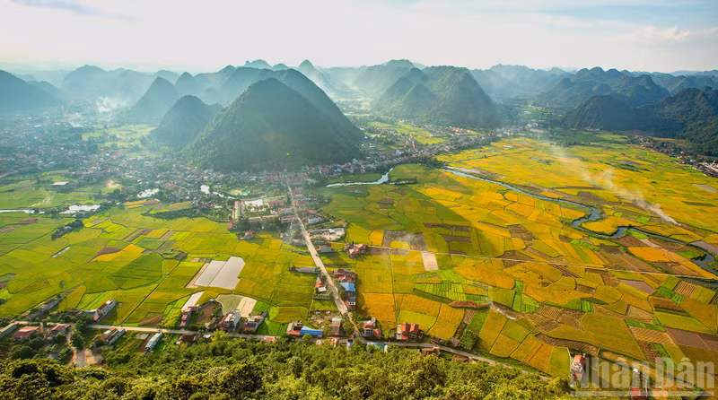 北山的夕阳余晖。