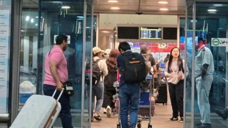 越南公民进入埃及开罗机场准备回国。（图片来源：越南驻以色列大使馆）