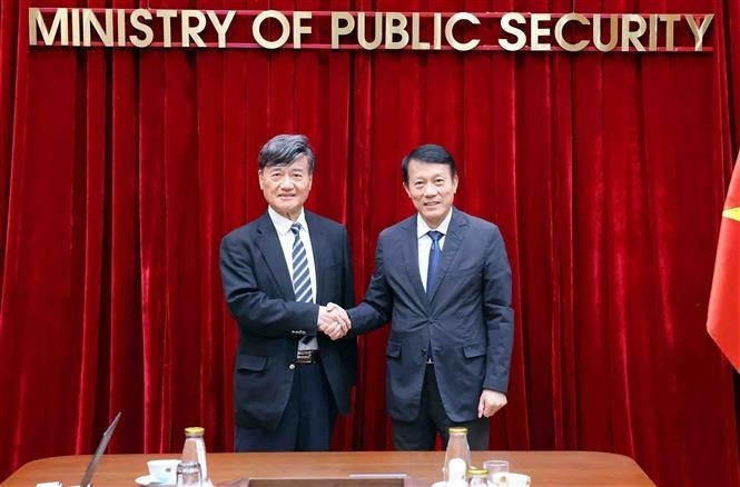 越南公安部长梁三光大将（右）与日本公共卫生安全协会副会长常田照男。