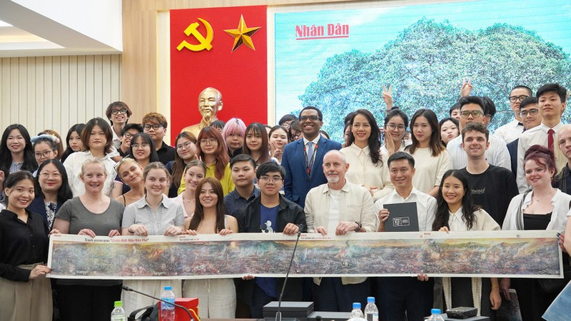 学生代表团与《奠边府战役》全景图副刊合影。（图片来源：Swinburne Vietnam）