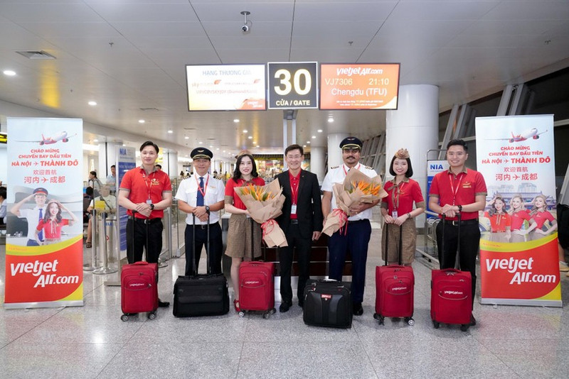 越捷航空领导与机组人员和乘客合影。（图片来源：越捷航空提供）