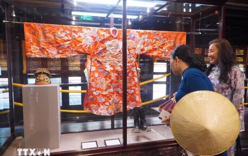 顺化向公众展出珍贵宫廷文物。（图片来源：越通社）