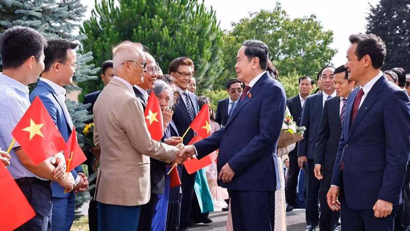 越南国会主席陈青敏会见旅瑞越南人社群代表。