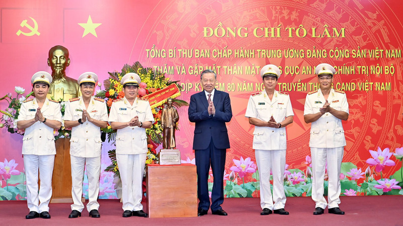苏林总书记向公安部内部政治安全局赠送胡志明主席雕像。