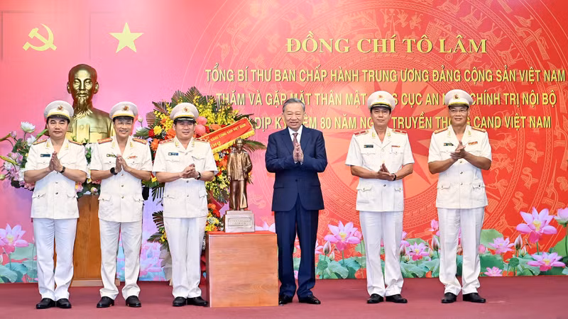 苏林总书记向公安部内部政治安全局赠送胡志明主席雕像。